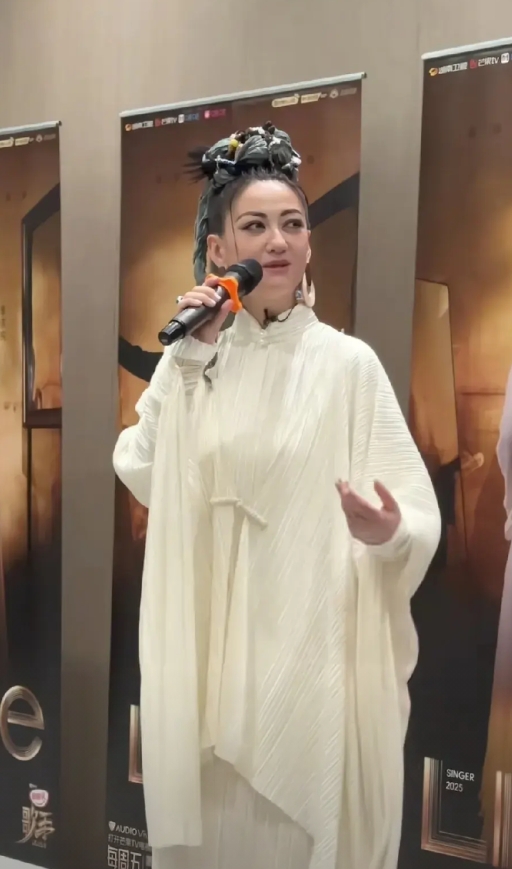 者来女的网络口碑彻底塌房了，无论她做什么，网友们都是一片批评之声。
这也没办法，