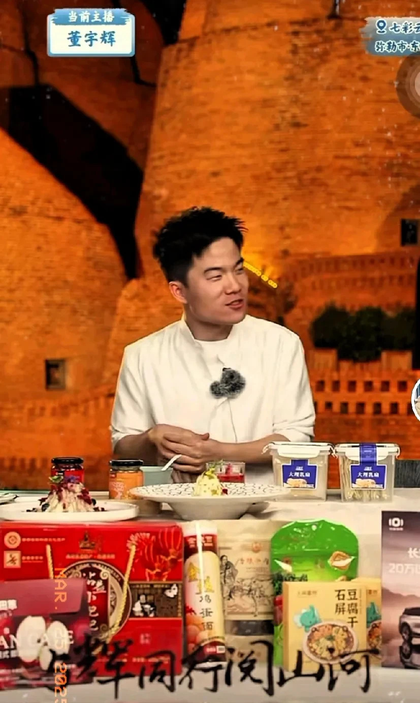 董宇辉被粉丝吓到扔筷子











是谁？是谁在叫宇辉的全名？难道不知