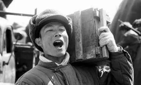 1951年，朝鲜战场，1新兵正擦大炮，突然瞅见，敌军阵地有顶奇怪的帐篷。他咬牙跺