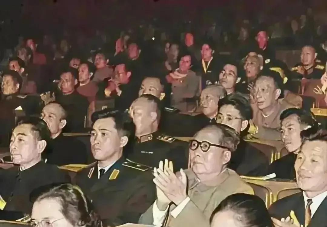 五十年代，毛主席戴着眼镜，与郑律成，周总理等在一起，合影留念，永恒的回忆！