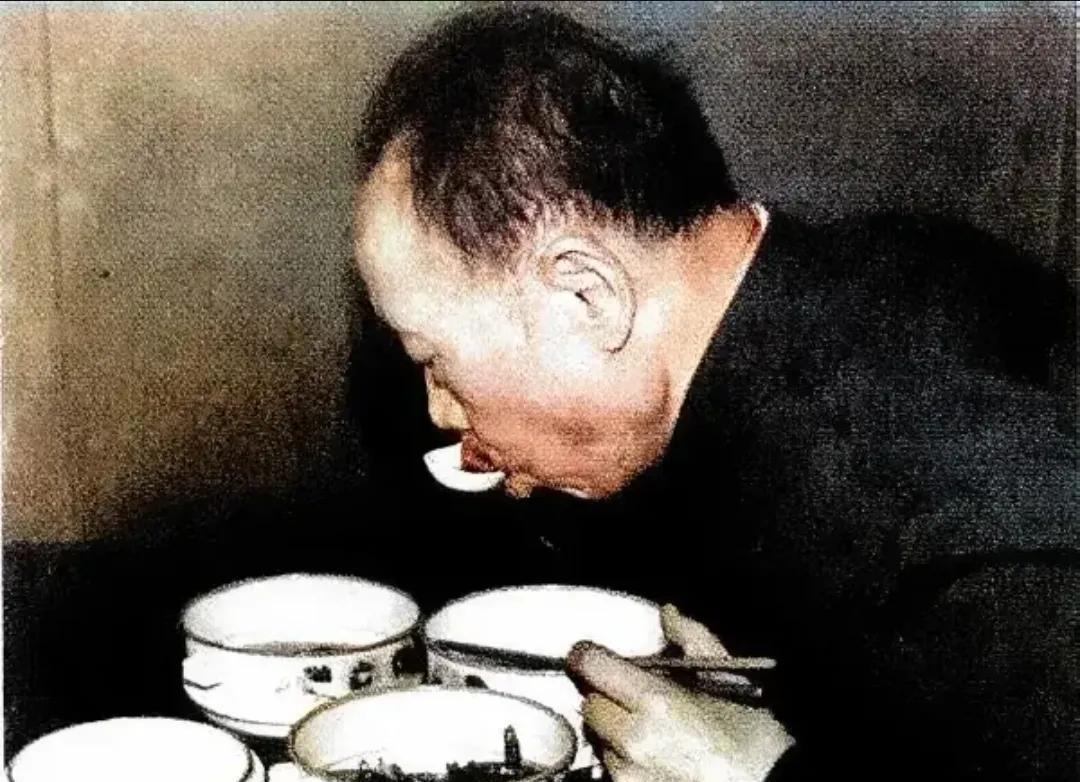 1978年，他在秦城监狱就餐时被记录下这一瞬间。照片中他身着整洁囚服，面前摆放着