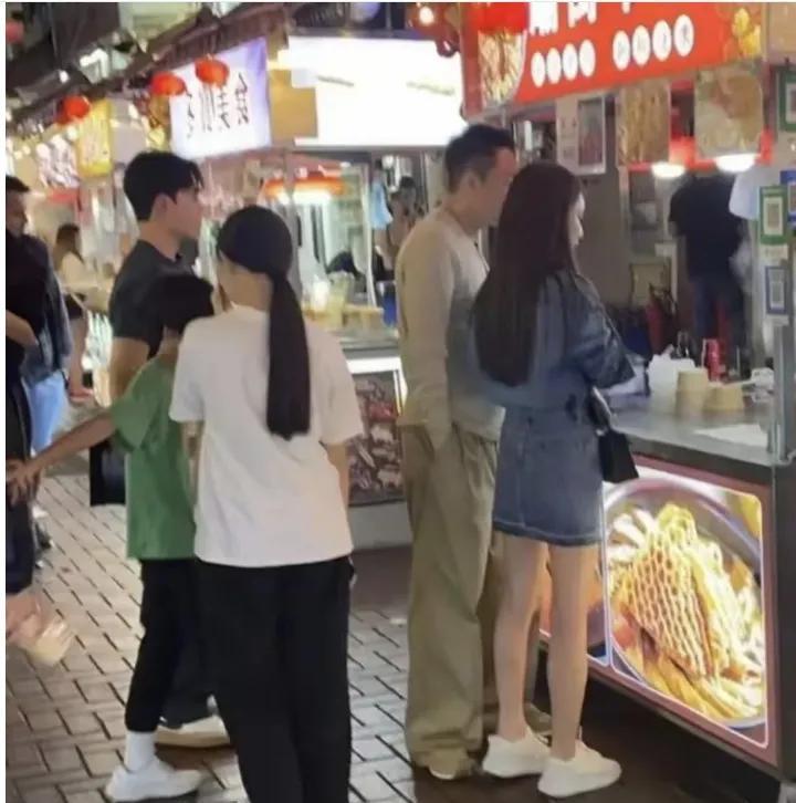 据台媒报道：汪小菲跟马筱梅原定5月份的婚礼仪式不取消，还是照常举行，汪小菲的一双