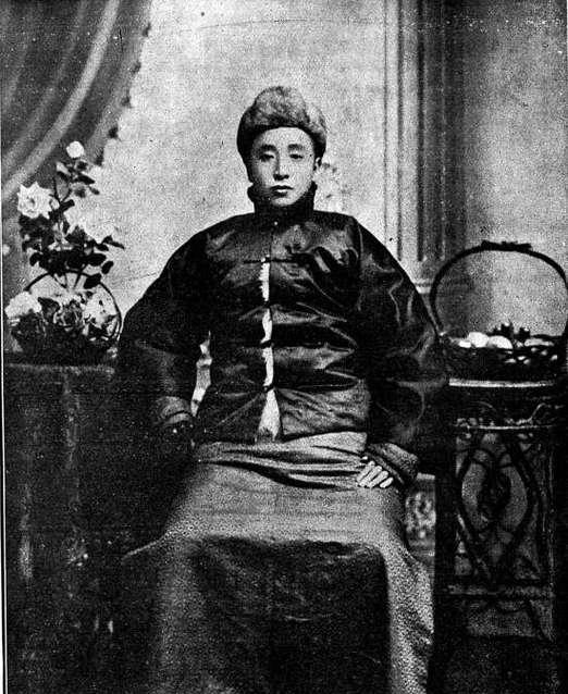 张作霖穿便装查岗，回去后竟被门口护兵拦阻。张作霖无奈亮明身份：＂我是张作霖。＂ 