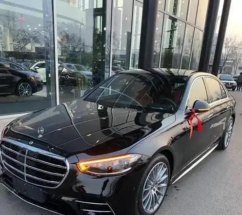 广东深圳，女子在一家4S店买了辆奔驰车，在销售人员的极力推荐下，她办理了38万贷