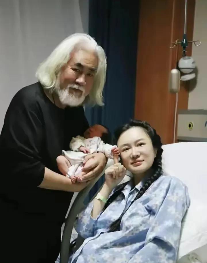 张纪中的小龙珠，
长的圆嘟嘟的，鼻子，眼睛，还有茂密的头发都像极了爸爸，可爱极了