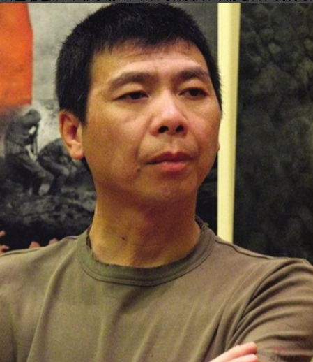 2000年，冯小刚开着豪车去看望瘫痪在床的母亲，照顾了母亲16年的姐姐小心翼翼地