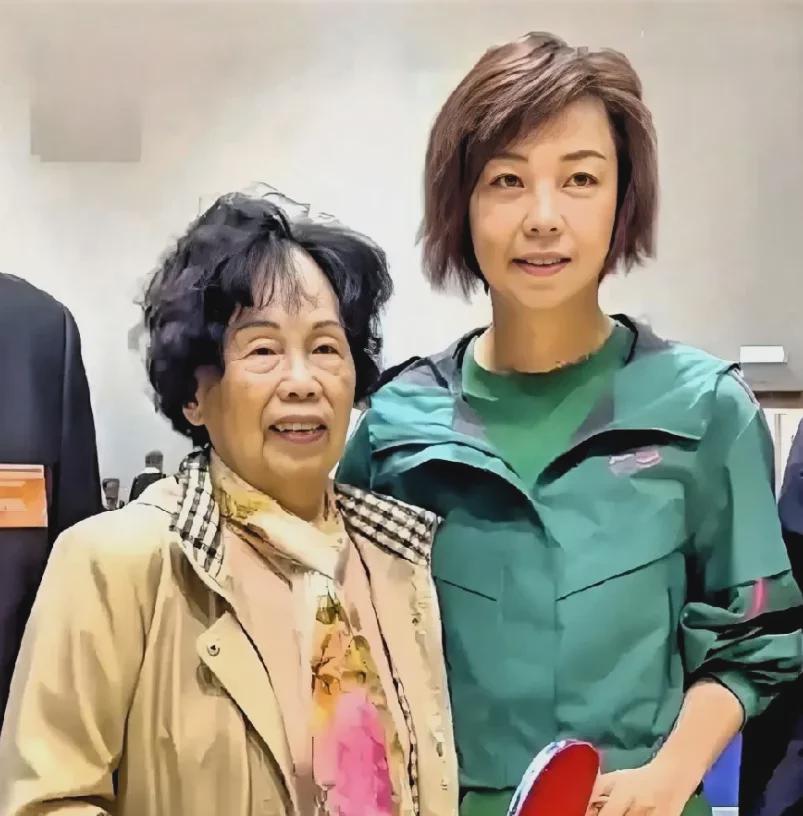 国乒传奇两代巨星世纪同框！照片里的张怡宁无人不晓，而另一位高龄前辈，年轻球迷可能