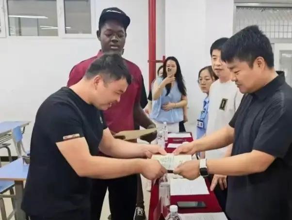 留学生赖着不走，学校还倒贴钱？这才是最大的问题
留学生霸占宿舍拒搬离，校方倒贴钱
