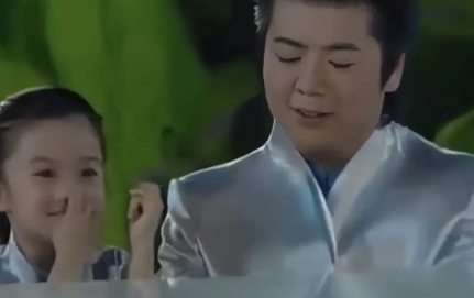2008年8月8日，在北京奥运会开幕式上，郎朗和5岁的李木子共奏钢琴曲《星光》，