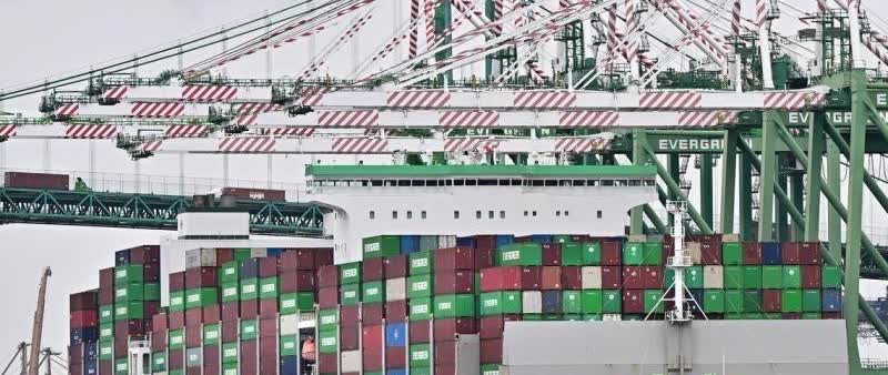 特朗普签行政令 4月2日起进口车加征关税25%

美国总统特朗普签署行政令，