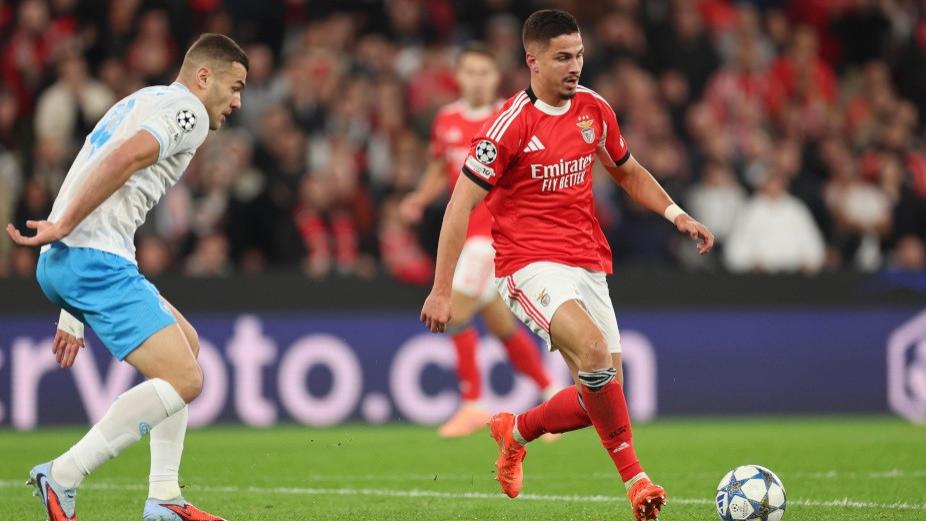 穆里尼奥大腿都拍肿了，一场玩心跳、比抽象的游戏，至少本菲卡在不断成长