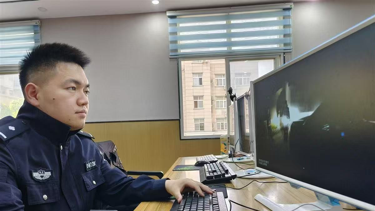 “富二代”租百万迈巴赫后自导自演“消失豪车”，警方24小时斩断跨境黑链！幕后细节令人咋舌…