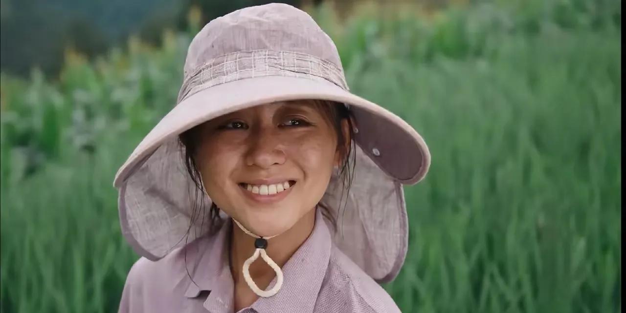 回顾《利剑·玫瑰》，周宏才把一个纸条吞到肚子里，邓妍根据纸条上的字破解到然然在停