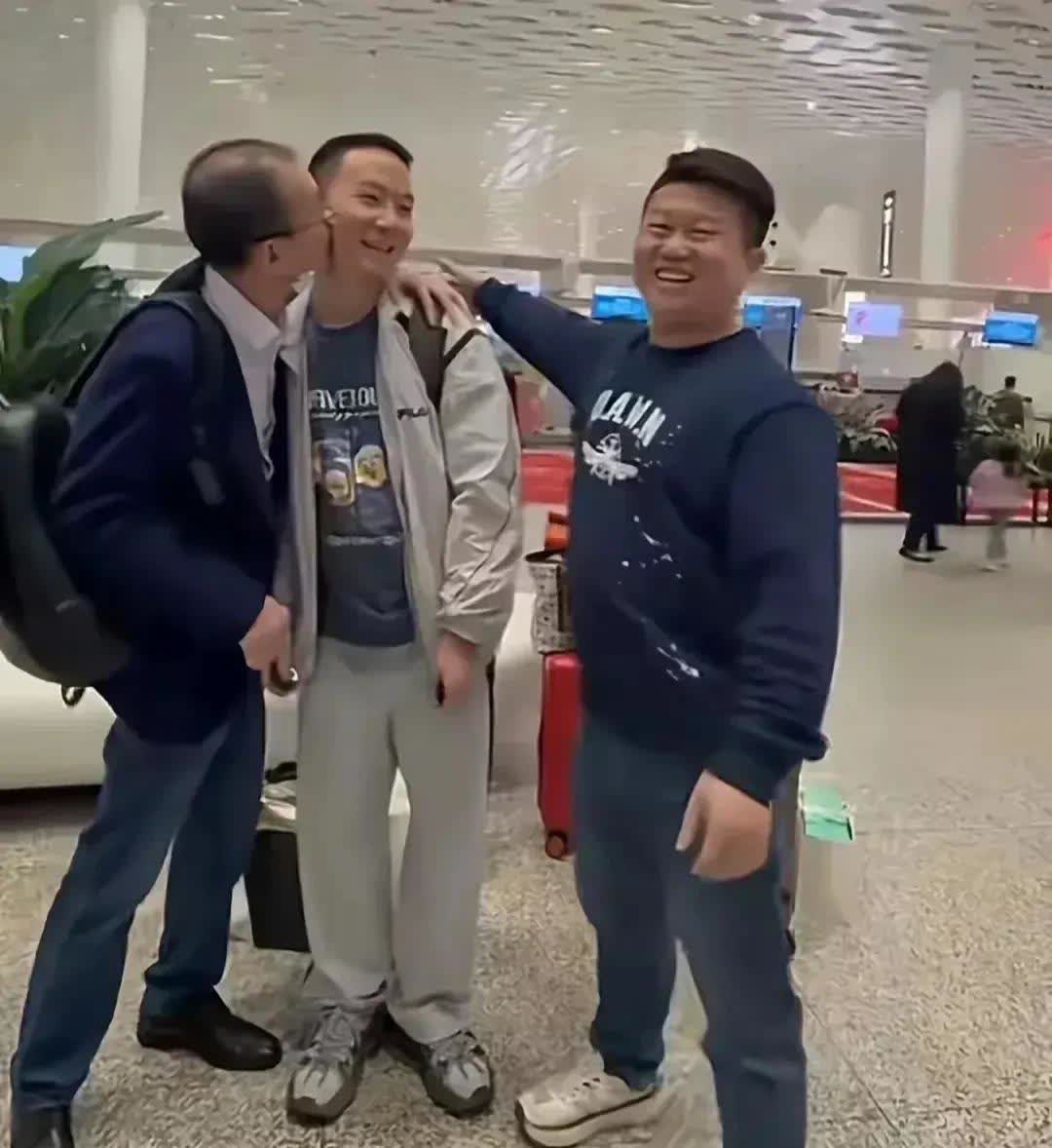 所以老谢只是想要个儿子而已，
看他后面没怎么找就知道了，
于他而言找不到再生