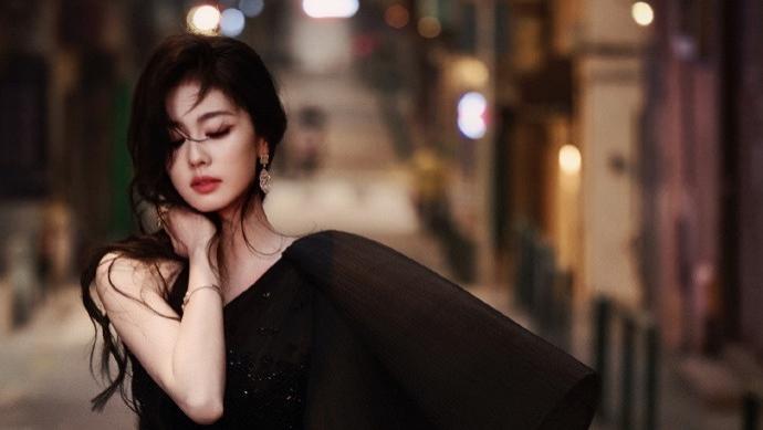 看！白鹿在夜色中身姿优雅，风情万种引人注目！