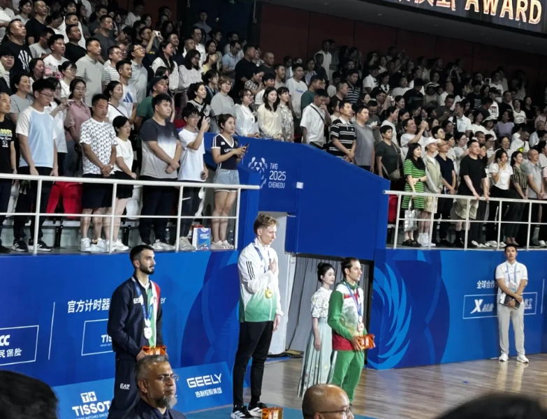 成都世运会，自由搏击颁奖仪式
这国旗一出来，全场惊呆哈哈哈哈哈。
从左到右：意大
