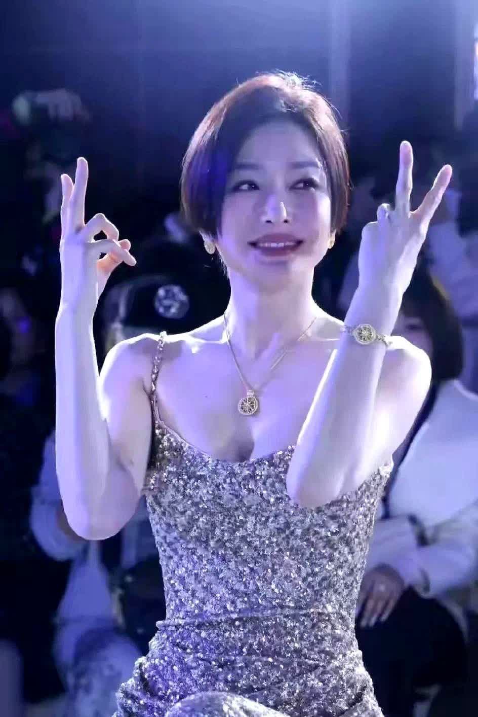 46岁的秦岚，36岁的魏大勋。

一个貌美如花，一个是丑帅男神，

二人