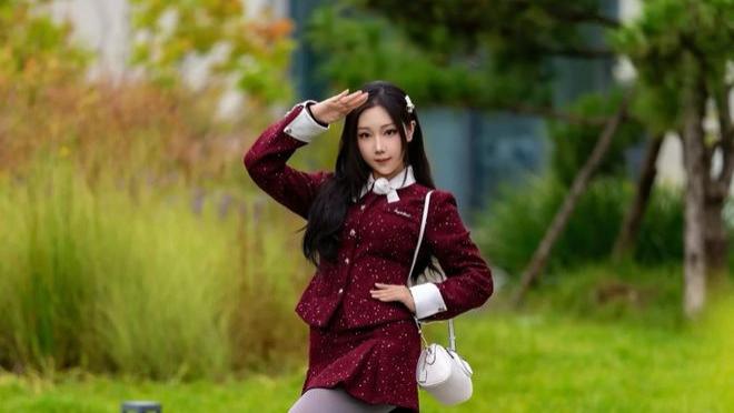 酒红套装游走花园与建筑，秋日穿搭的百变优雅，你看懂了几分？