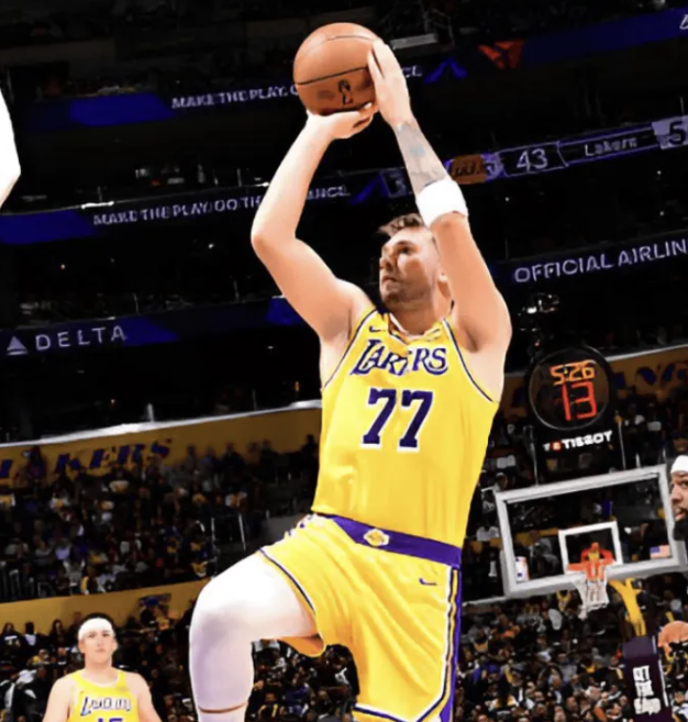 湖人将客场对阵凯尔特人。
赛前，湖人主帅JJ-雷迪克接受了记者采访，谈到了因孩子