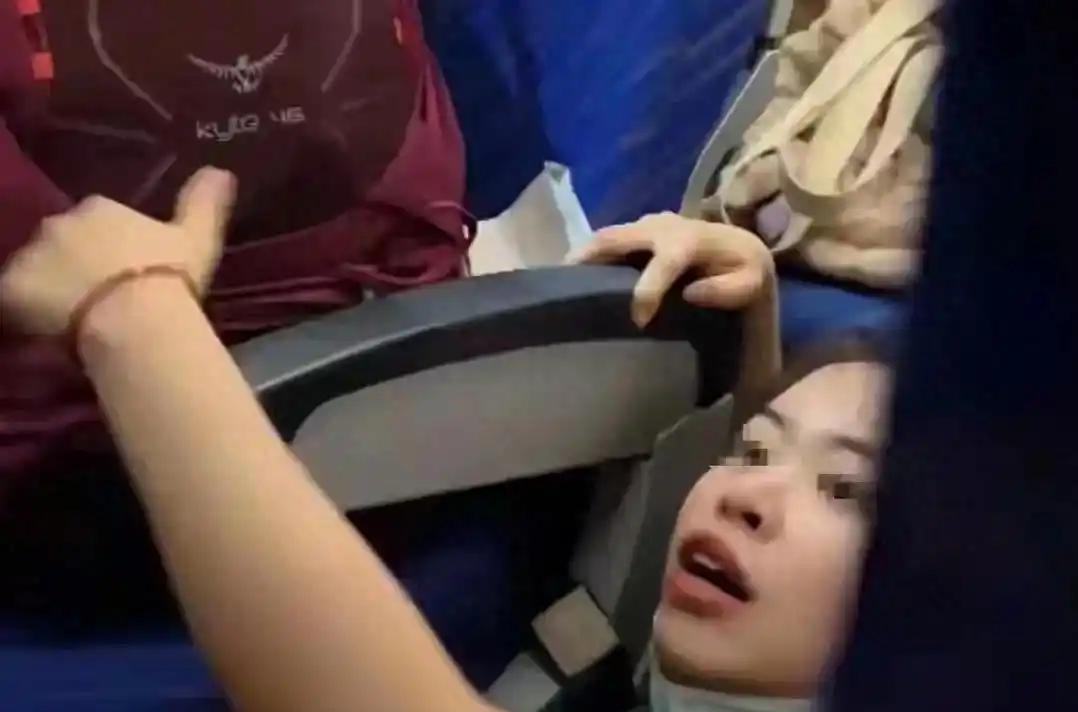 南航打人“熊家长”社死！父亲身份被扒，怪不得敢打人？如今怂了求放过！
“他还是个