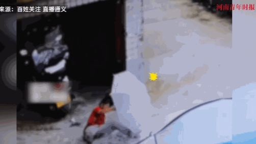 这就是暑假太闲了！”7月8日贵州遵义，几个小女孩爬到一处房顶上玩耍，竟学着电视上