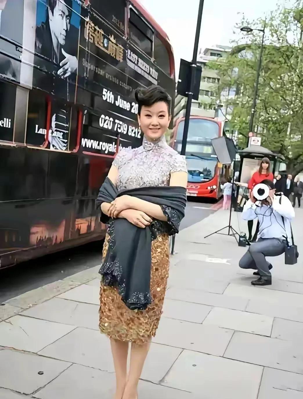 五官精致，优雅端庄， 风韵犹存的女歌唱家