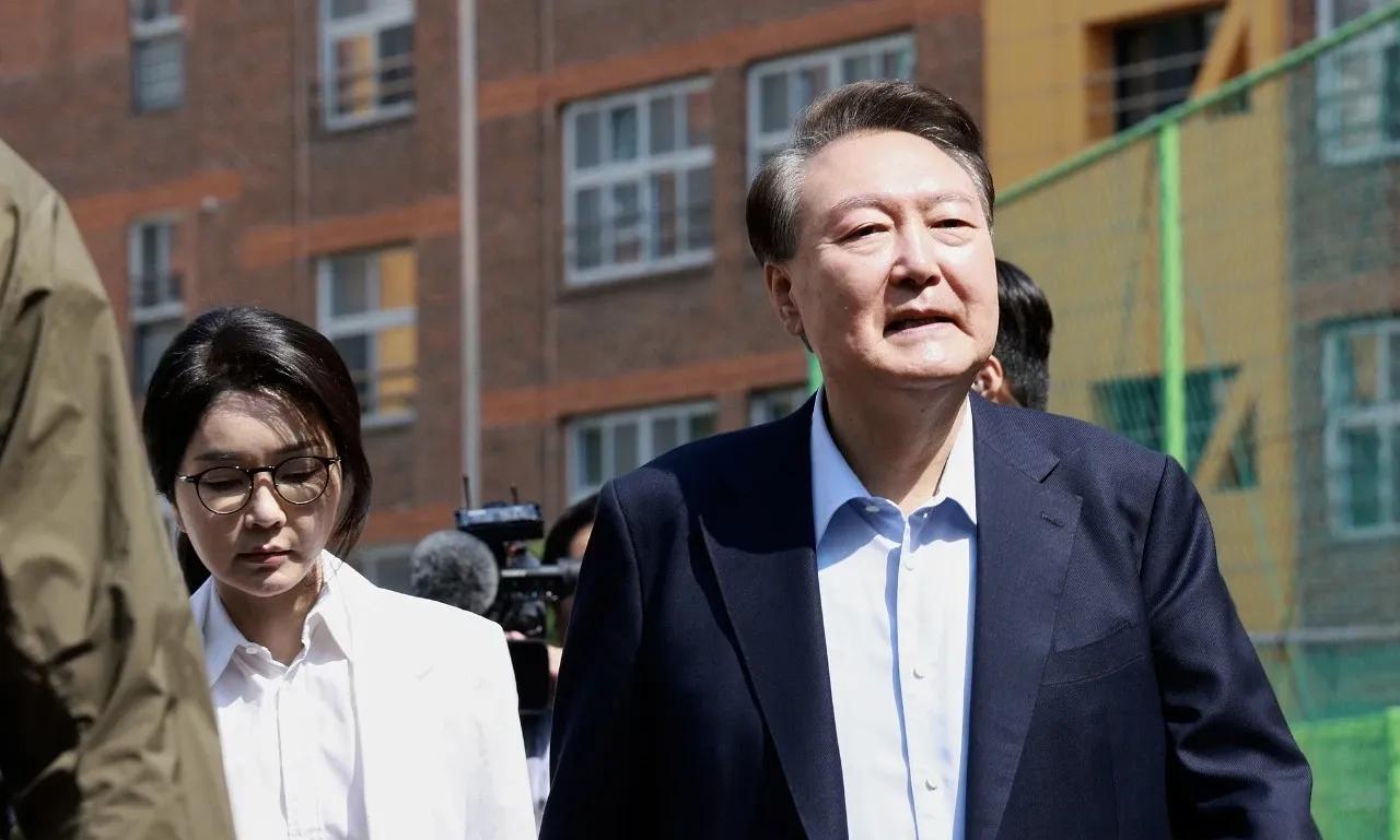 岁月催人老，但才不到一年时间，韩国前总统尹锡悦夫妇在容貌上就发生根本性变化，不妨
