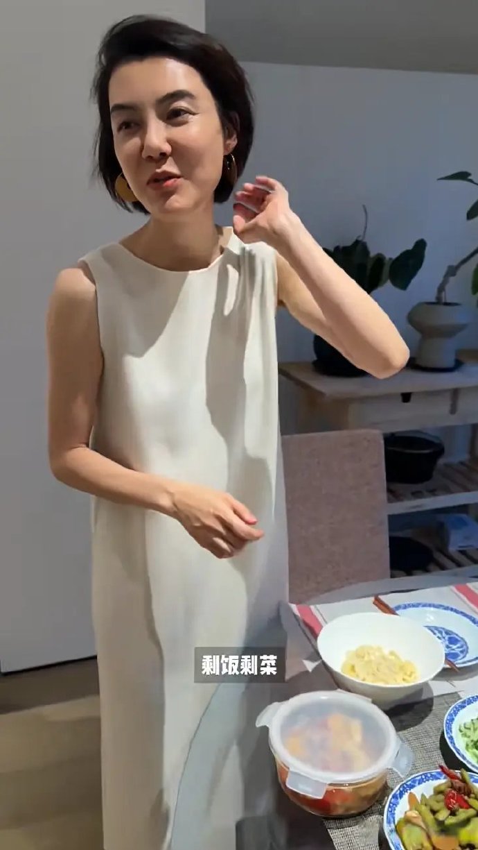 43岁车晓在北京别墅庆生，用剩饭剩菜招待好闺蜜，离婚后的生活很滋润啊！ ​​​