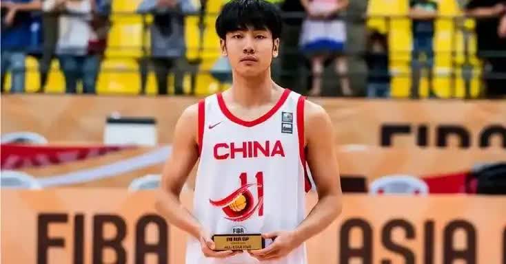 张博源加盟美国高中校队，这确实是个好消息！
随着杨瀚森被开拓者选中，曾凡博签约