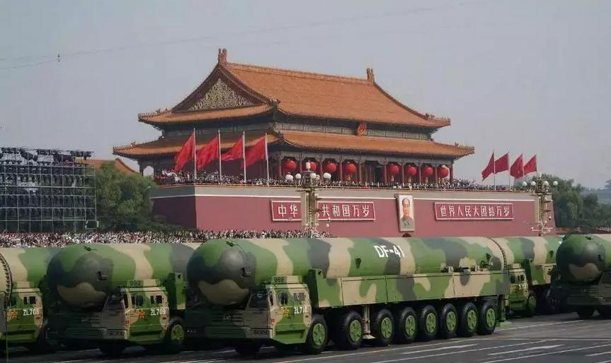 这是二零一九年国庆七十周年阅兵中的压轴大杀器，东风-41陆基机动洲际核导弹。六年