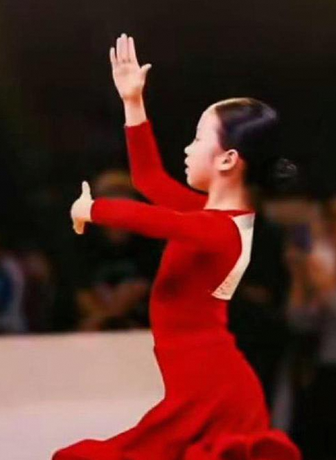 孙俪女儿英国拉丁舞夺冠 红裙闪耀邓超被调侃云传基因
