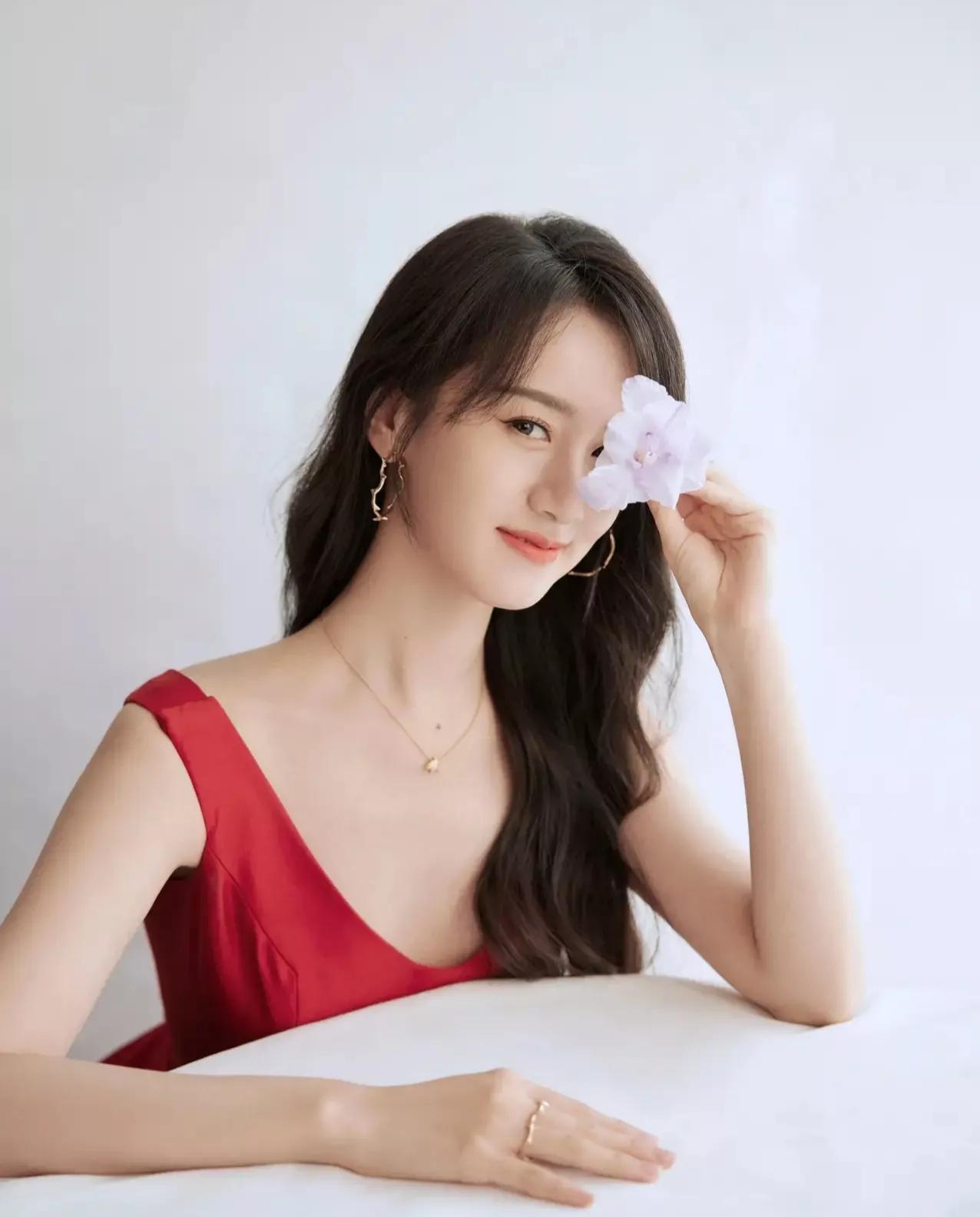 袁冰妍小花旦写真合集：甜美俏丽、唯美动人

