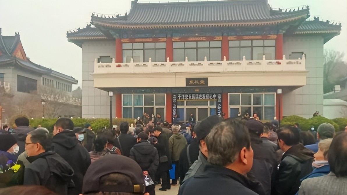 演员于洋追悼会现场，陶玉玲坐轮椅出席哭红双眼，葛优蔡明来送别