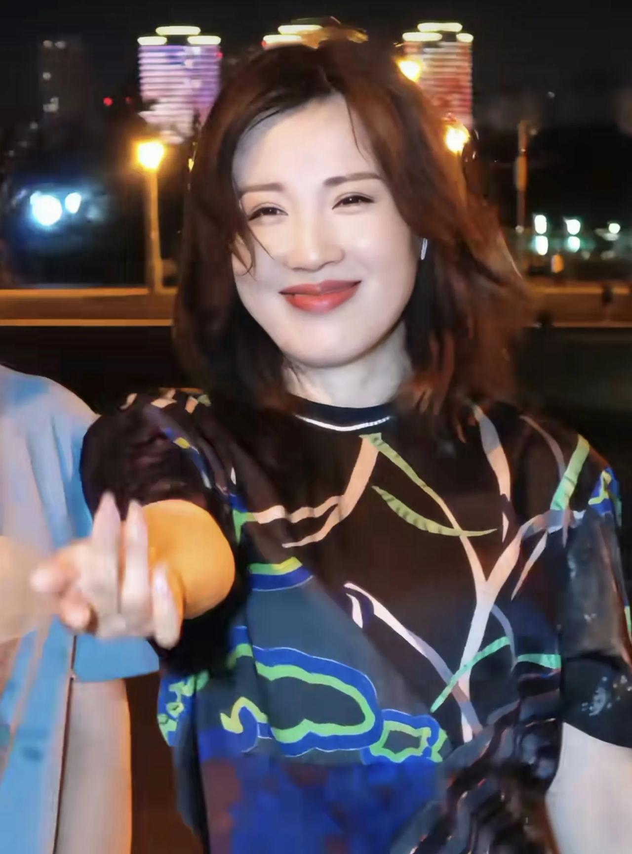 我喜欢这样的小姐姐，
下班回家吃过饭后，
邀上闺蜜，
到楼下的小广场上，
伴随着
