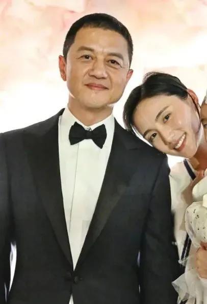 李亚鹏开公司后欠了一大笔钱，网友问他的妻子金喜：“他为什么不拍戏挣钱非要直播还债