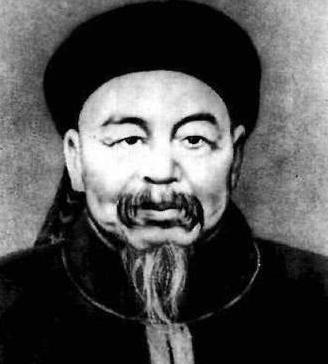 1881年，71岁的左宗棠娶了17岁的章怡为妾。洞房花烛夜，章怡慌忙拭去眼角的泪