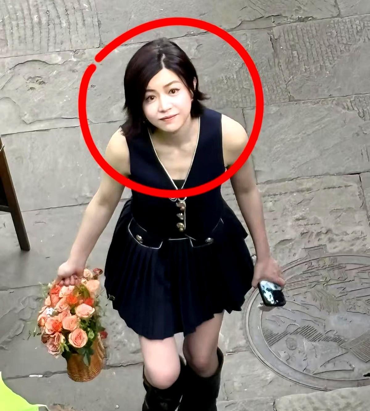 朋友私下见过陈妍希，她说大家都被骗了，陈妍希真人根本不长电视里那样。
朋友说当时