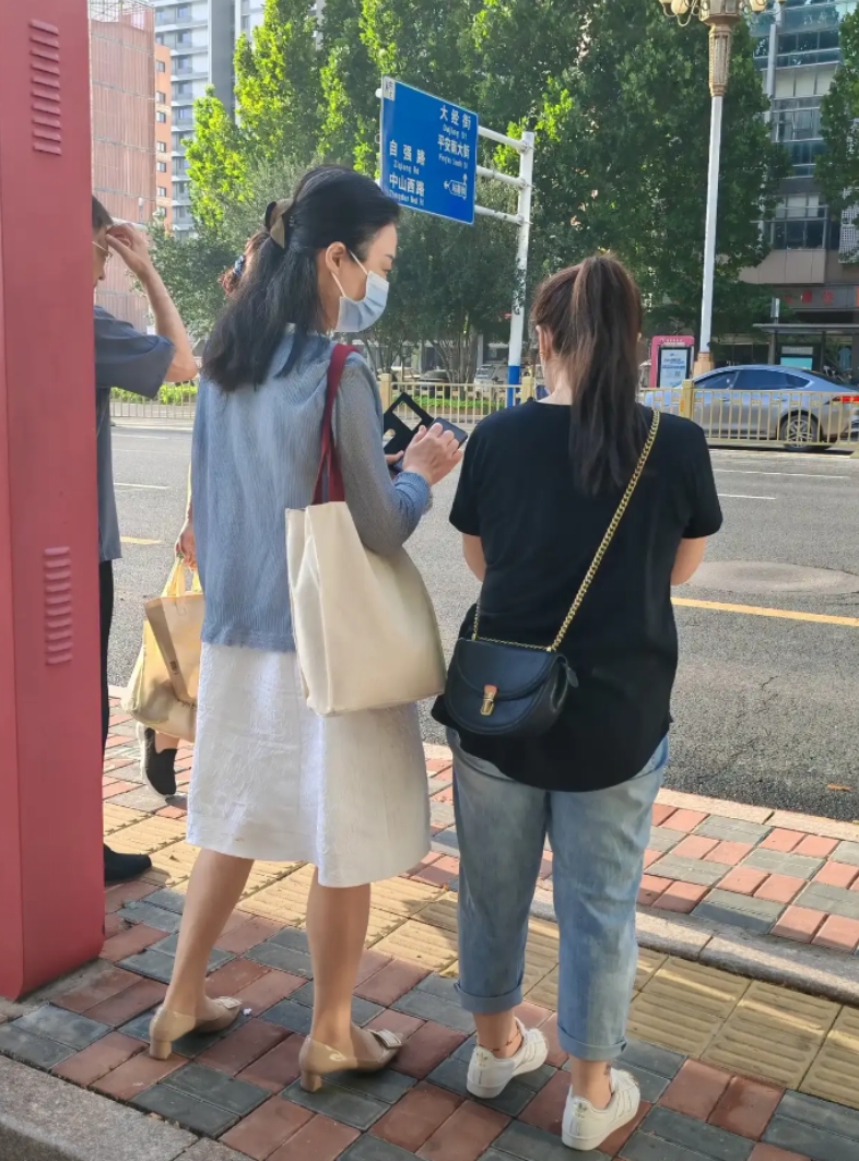 现在年轻人不如中年阿姨会穿