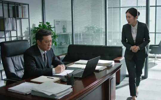 年会上，董事长当众开除拿下4.2亿订单的我，我微笑离场，2小时后，合作方的解约函让公司乱作一团