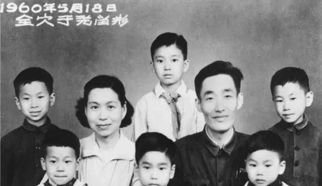 1947年，中统特务陈梦麟喝醉了酒，对张一锋说：“这个礼拜五去大使馆抓地下党。”