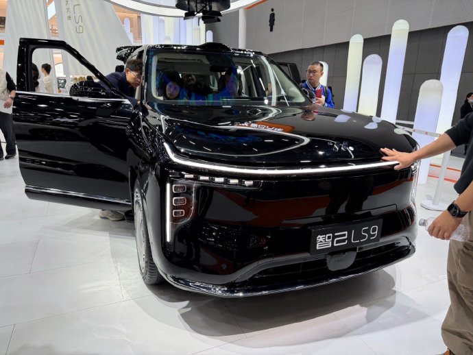 智己广州车展展台也太热闹了
两台主力车让大家近距离看、坐进去体验。
LS9 就明