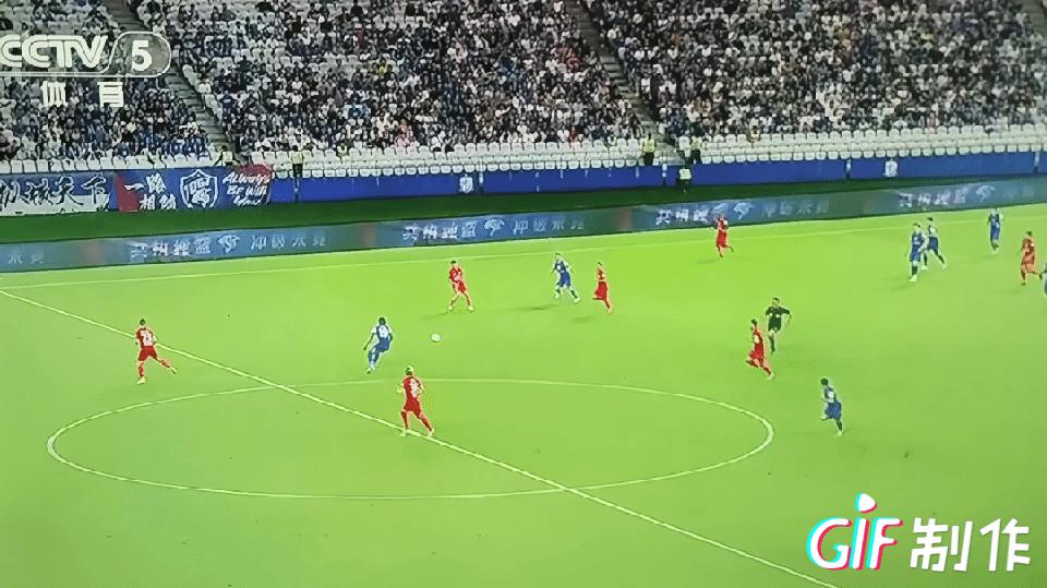 河南这个丢球完全是自己球员在防守时不盯人和失位造成的。特谢拉拿到球后，河南竟然放