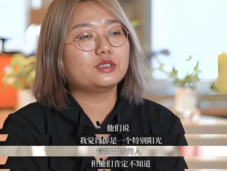 李雪琴黑胖丑的时候，她和老谢是铁哥们。当她变得肤白貌美的时候，两人已彻底闹掰。