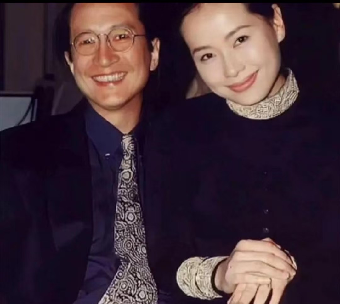 叶童说：“我的婚姻是很自由的 ，我和陈国熹在很年轻时就已经认识，然后就一直在一起