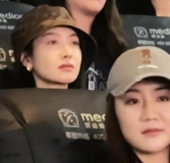 陈梦宋茜两大美女又见面了，宋茜起身发言前还摸了摸陈梦的头[飞吻]，陈梦身边都是很