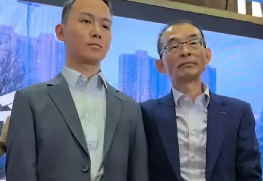 谢浩楠说，我心里非常激动，希望像我一样的孩子都能早点儿回家。和老爸手牵手拥抱在一
