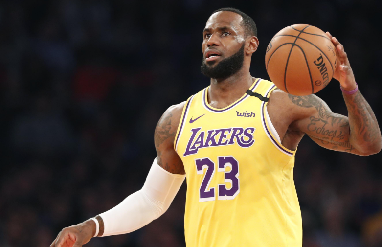 我认为詹姆斯大概在这赛季或者下赛季之后退役。
退役的主要原因有两个，
一个就是他