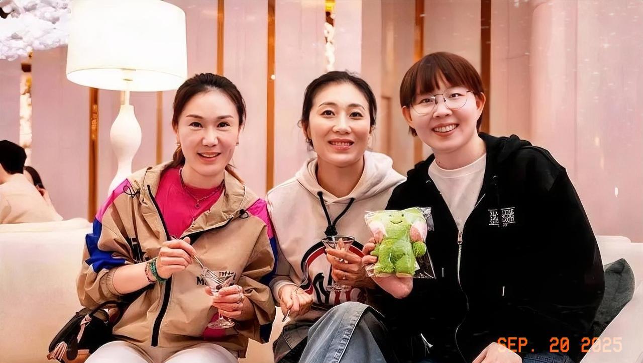 韩莹、单晓娜和朱雨玲的友情合影。