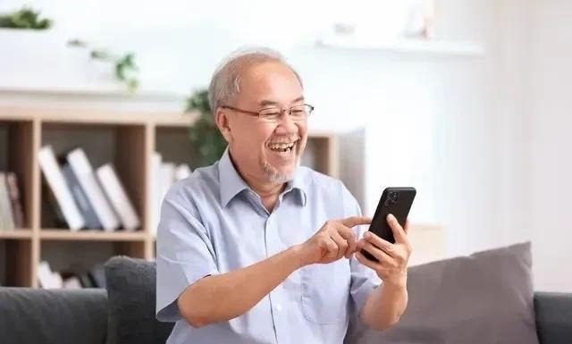 男人当上爷爷后的变化
    你发现了吗？男人当上爷爷后有一个特点，那就是特别疼