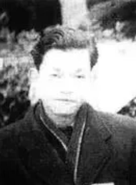 1949年，重庆解放后，李修凯正在街上走着，忽然看到一个熟悉的身影，他赶紧冲过去